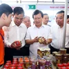 政府副总理郑廷勇参观2017年越南查鱼和水产品展。（图片来源：越通社）