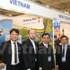 越南驻乌克兰大使阮俊英（右二）在越南展位。（图片来源：越通社）