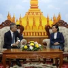 老挝劳动社会福利部副部长拜坎·卡提亚会见越南驻老挝大使馆临时代办阮青松。