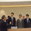 越南代表团与参加联合国人权理事会普遍定期审议工作组第十八​届会议的代表交谈。