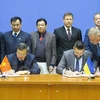 越南与乌克兰经济贸易和科学技术政府间联合委员会第14次会议纪要签字仪式。