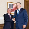 越南驻美国大使范光荣和华盛顿州州长杰伊·英斯利。（图片来源：越通社）