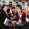 在俄罗斯越南学生和研究生来到圣彼得堡迎接阮氏金银一行。