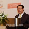 越南政府副总理王廷惠出席论坛并发表讲话。