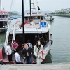 附图：游客乘船赴广宁省旅游。