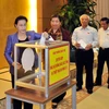 越南国会主席阮氏金银为各省遭受水灾袭击捐款。
