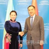 国会主席阮氏金银与哈萨克斯坦总理萨金塔耶夫握手。（图片来源：越通社）
