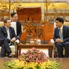 河内市人民委员会主席阮德钟（右）会见法国驻越大使伯特兰。（图片来源：越通社）
