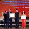 越南政府副总理兼外交部长范平明向太原市授予一级劳动勋章。（图片来源：越通社）