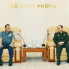 越南人民军副总参谋长阮方南上将（右）与印尼国军战略研究中心副主任威迪·维迪亚大校。