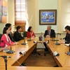 张世梅与新西兰越南友好议员小组组长举行工作会谈。