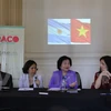 前越南国家副主席张美花（右二）出席研讨会。