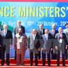 越南政府总理与参加2017年亚太经济合作组织（APEC）财政部长会议的各位团长合影。