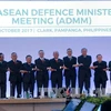 出席第11届东盟国防部长会议的与会代表合影。（图片来源：越通社）