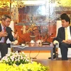 河内市人民委员会主席阮德钟（​右）与亚洲-大洋洲信息行业组织主席大卫（图片来源：kinhtedothi.vn）