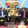 老挝副总理宋赛·西潘敦（左）与槟椥省委书记武成浩。