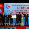 阮春福向胡志明市高科技园区管委会授予一级劳动勋章。（图片来源：越通社）
