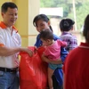 越南国际救助贫困组织协助和平省灾民恢复生产生活秩序