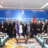 越南政府总理阮春福密集会见出席越南商务峰会的各国企业代表团（图片来源：越通社）