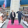 政府总理阮春福抵达菲律宾克拉克国际机场 开始出席东盟峰会之行