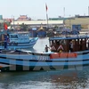 岘港市援助渔民们进行合法捕捞