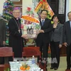 越南祖国阵线中央委员会主席陈青敏走访岘港教区祝贺圣诞