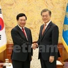 政府副总理兼外长范平明会见韩国总统和总理 同韩国外长举行会谈