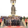 越柬建交50周年：越南代表团在越柬友谊纪念碑前敬香