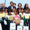 越南儿童保护基金会向兴安省贫困儿童赠送牛奶和助学金