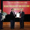 越共中央政治局关于干部工作决定正式展开