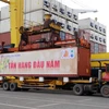 岘港港口和广宁省盖麟港迎接新年首批货物进港