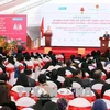越南国家副主席邓氏玉盛向越南SOS儿童村授予一级劳动勋章
