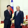 政府总理阮春福会见老挝总理通伦·西苏里