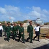 越共中央军委和国防部工作代表团看望慰问长沙岛和DK1海上高脚屋军民
