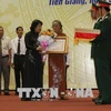 越南国家副主席邓氏玉盛出席前江省烈士家属独立勋章授勋仪式