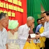 越南祖国阵线中央委员会主席陈青敏走访慰问芹苴市优抚对象和贫困群众