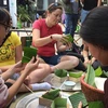 在越南的外国留学生欢乐体验越南传统春节活动