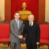 越共中央总书记阮富仲会见法国驻越南大使贝特兰•洛尔拉里