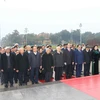 2018戊戌年春节即将来临：越南党和国家领导瞻仰胡志明主席陵并敬献花圈
