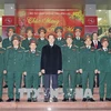 越南国家主席陈大光向春节在岗值班人员拜年