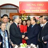 政府总理阮春福向国会原副主席邓君瑞中将祝寿