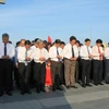 庆和省代表团向鬼鹿角礁64位英烈敬香