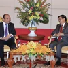 越南政府总理阮春福与老挝政府总理通伦·西苏里举行双边会晤。（图片来源：越通社）