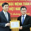 越南友好组织联合会向韩国驻越大使授予“致力于各民族和平友谊”纪念章