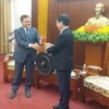 老挝建国阵线中央委员会主席访问越南和平省