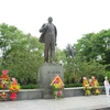 河内市高级代表团在列宁塑像前敬献花圈