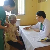 旅居柬埔寨越南人医生为旅柬越侨免费体检和发药
