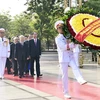 胡志明主席诞辰128周年：越南党和国家领导人拜谒胡志明主席陵