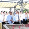 越南政府领导在长山国家烈士陵园敬香