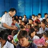 柬埔寨越侨水上教室竣工落成 为多名越侨子女圆上学之梦